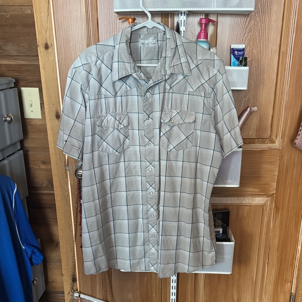 Wrangler Men's Gray Plaid Button Down Shirt